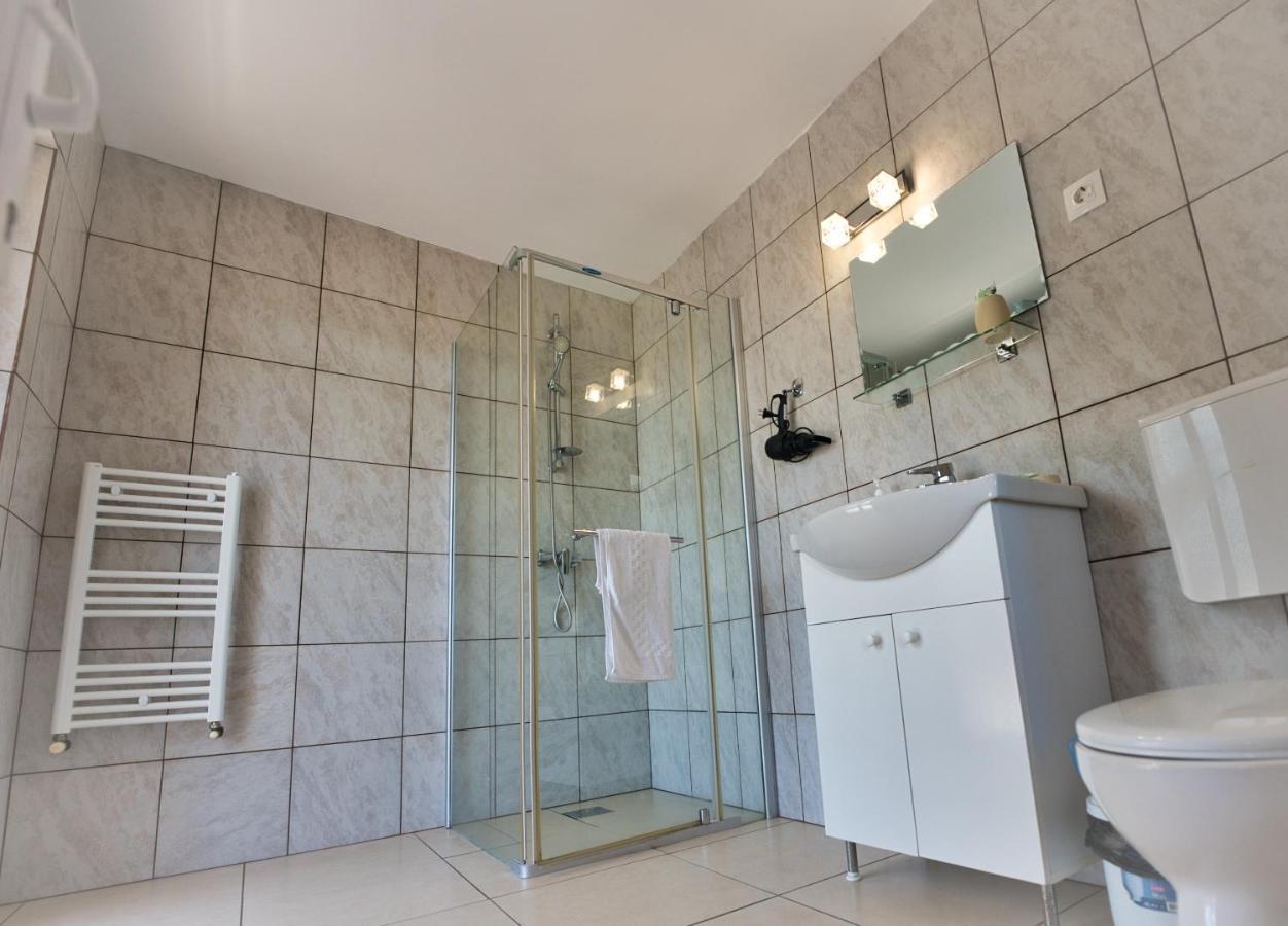 Vila Victoria Ramnicu Valcea Luaran gambar
